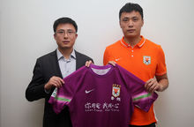 鲁能俱乐部党委书记魏森和刘震理一同亮相