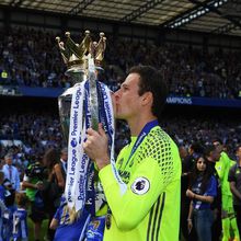 捧起英超冠军奖杯